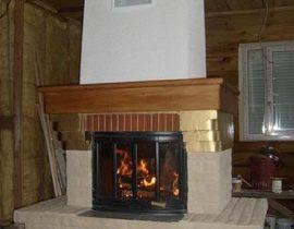 Holzbefeuerter Kassettenkamin für zu Hause: Installation und Verkleidung
