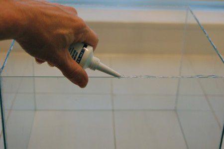 Mit Silikondichtmittel verbinden wir das Glas miteinander