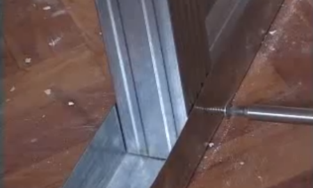 Der Prozess der Befestigung des Rahmens aus Metallprofilen