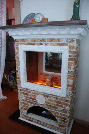 Falscher Kamin aus alten Möbeln
