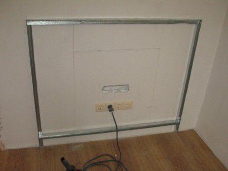 Befestigen Sie den Metallrahmen an der Wand