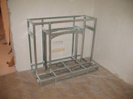 Wir montieren einen Rahmen für unseren Kamin aus einem Metallprofil