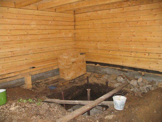 Grube unter dem Fundament für den Ofen