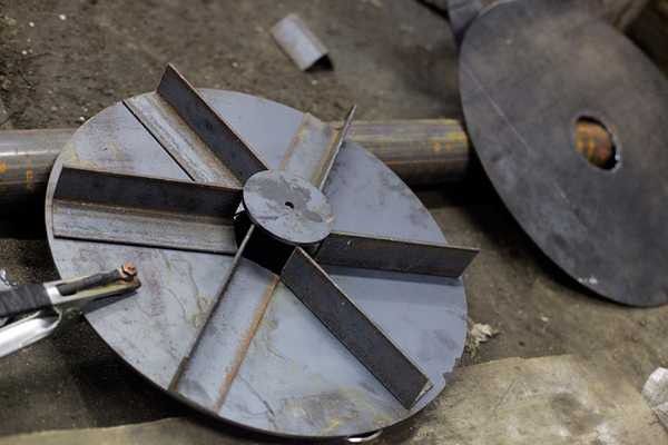Auf der Rückseite des Kolbens befestigte Metallprofilstücke