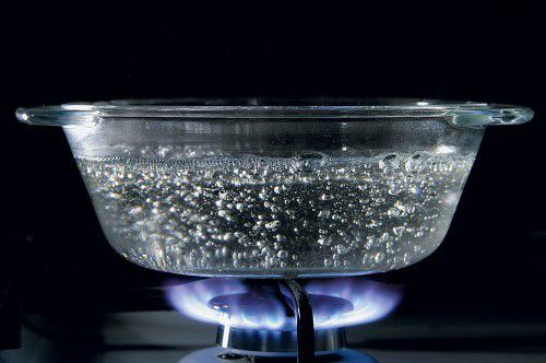 Wasser erhitzen und Seifenkrümel dazugeben