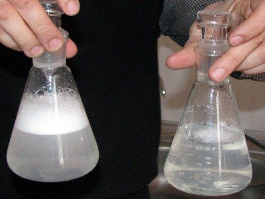 Wasser mit darin gelöster Seife Wasser mit darin gelöster Seife