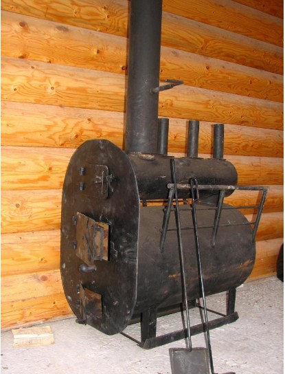 Die Beine dieses Ofens sind Besätze eines Metallprofils (Kanal)