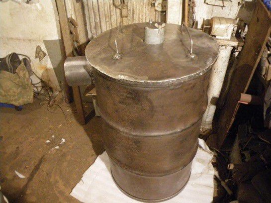 Abdeckung eines selbstgebauten Gaserzeugungsofens mit Griffen