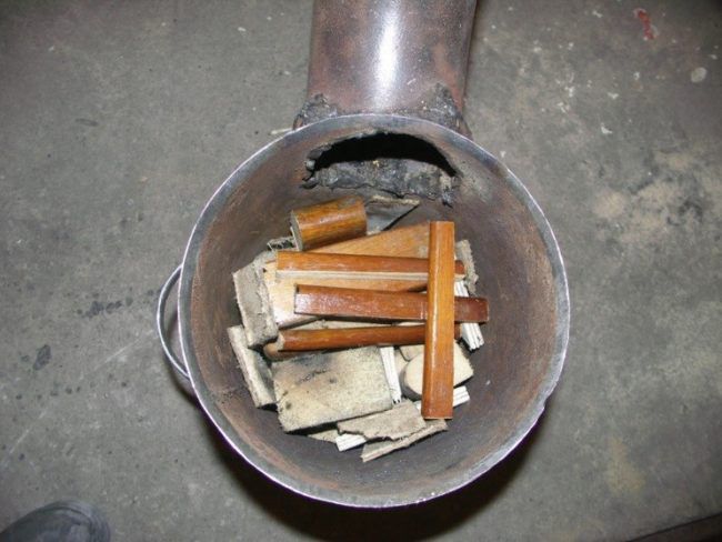 Brennstoff in den Ofen füllen