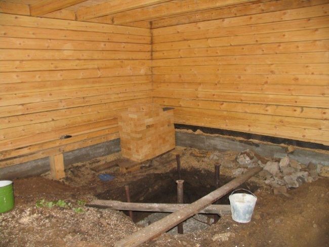 Grube unter dem Fundament des Ofens