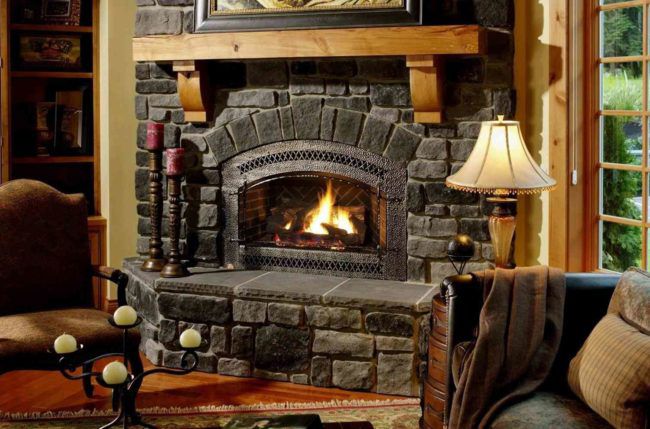 Der Kamin verleiht dem Cottage Gemütlichkeit und Raffinesse