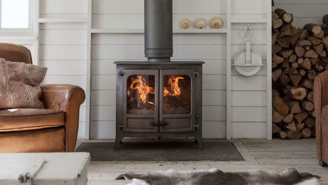 Kamin aus Gusseisen auf dem Land