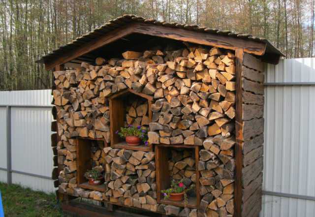 Holzschuppen mit Torrückwand