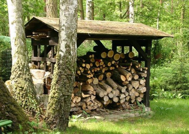 Einfaches Brennholz aus Holz für die Straße