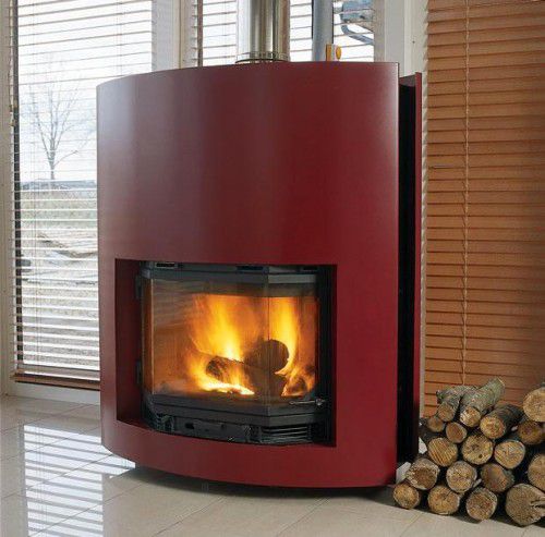Stilvoller Kamin mit geschlossener Feuerstelle