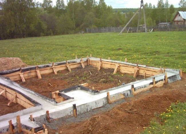 Das Fundament für den Ofen ist vom allgemeinen getrennt