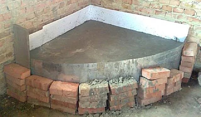 Füllen des Fundaments unter dem Kamin