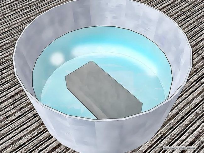 Weichen Sie einen Ziegelstein in Wasser ein