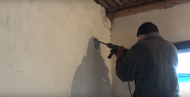 Wir tragen den Schornstein durch die Wand