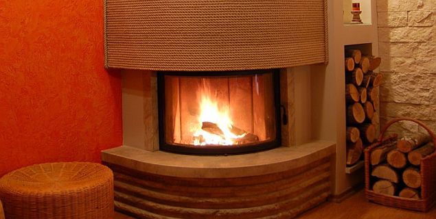 Kamin mit Feuerraum aus Gusseisen
