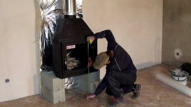 Installation eines gusseisernen Feuerraums