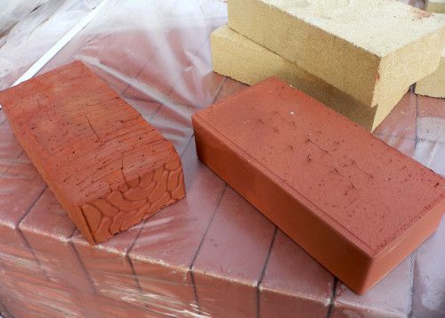 Schamotte und roter Backstein