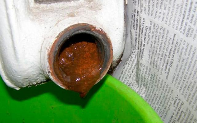 Schmutz und Rost in Heizkörpern