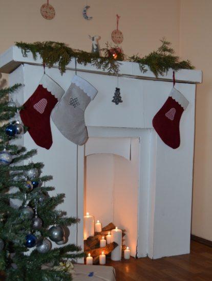 Pappkamin für Weihnachten und Neujahr