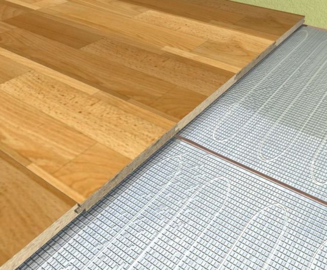 Nach dem Trocknen der Lösung können Sie mit der Installation des Laminats fortfahren
