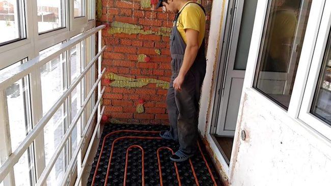 Merkmale der Installation eines wasserbeheizten Fußbodens auf einem Balkon