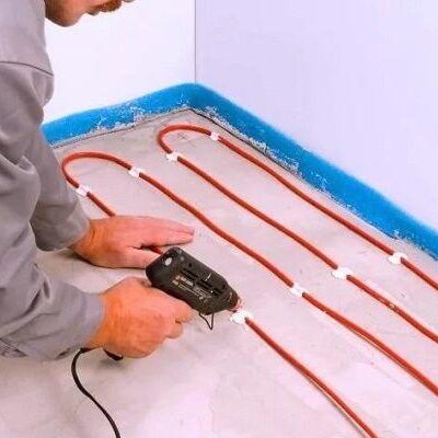 Das Kabel wird in einer Schlange verlegt