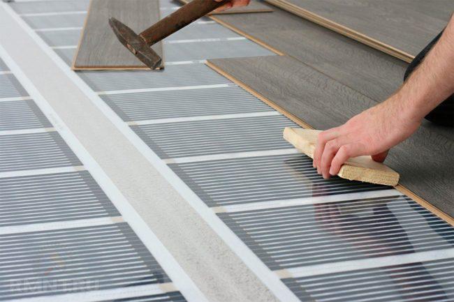 Regeln und Schritte zum Verlegen einer Fußbodenheizung unter Laminat