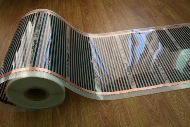Die Folie wird direkt unter dem Linoleum verlegt, das Bodenniveau bleibt gleich