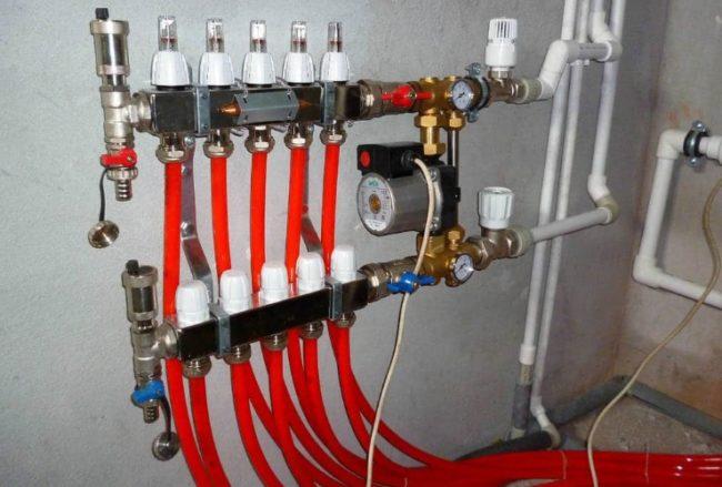 Der Knoten ist mit zwei Befestigungselementen in Form von Metallstreifen ausgestattet