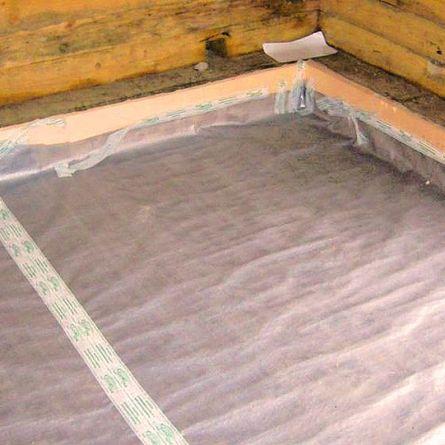 Auf den Wärmeisolator wird eine durchgehende Polyethylenfolie gelegt